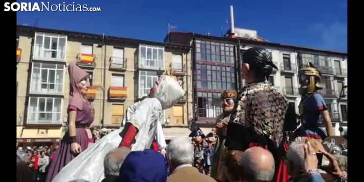 ¡Vaya, hombre! Un gigante se cae en el estreno de la comparsa de Soria