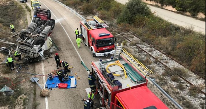 Imagen del operativo y el vehículo siniestrado. /Dip.