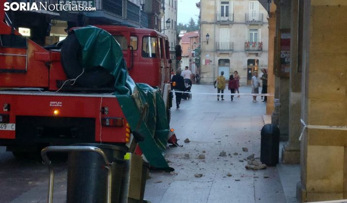 Cascotes desprendidos de un edificio el pasado mes en el Collado. /SN