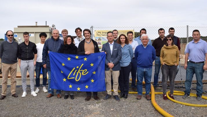 Asistentes a la jornada técnica junto a la planta experimental de transformación del purín de la granja de Baniel.
