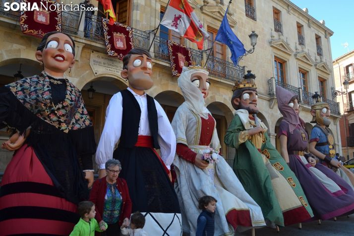 VIDEO Y FOTOS: Soria presume de comparsa de Gigantes y Cabezudos