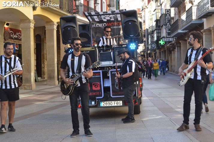 FOTOS Y VIDEO: Lokomotores reinventa el concepto de charanga