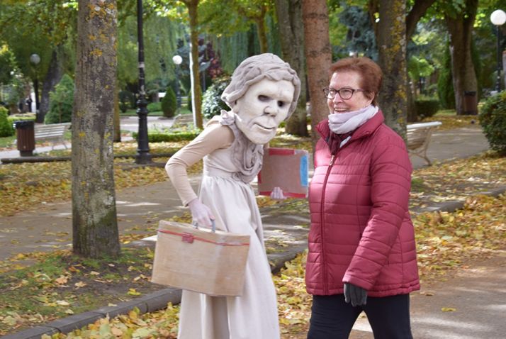 Sorpresa e inquietud con el espectáculo de calle Entremundos