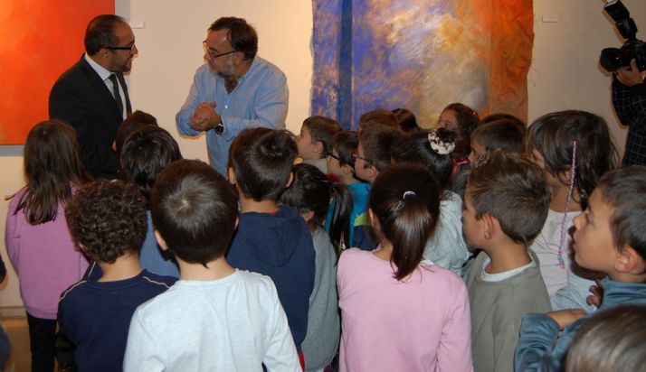 Rey (izda.) con Ferrus este miércoles en la galería de arte en presencia de escolares de Golmayo. /Dip.