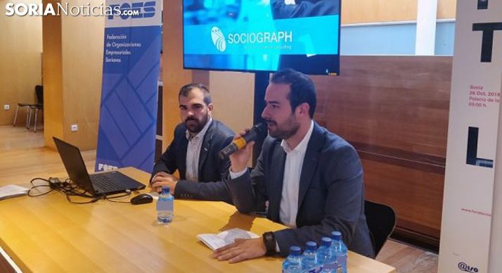 Jesús Esteras (izda.) y Ángel Hernández en la apertura del foro. /SN