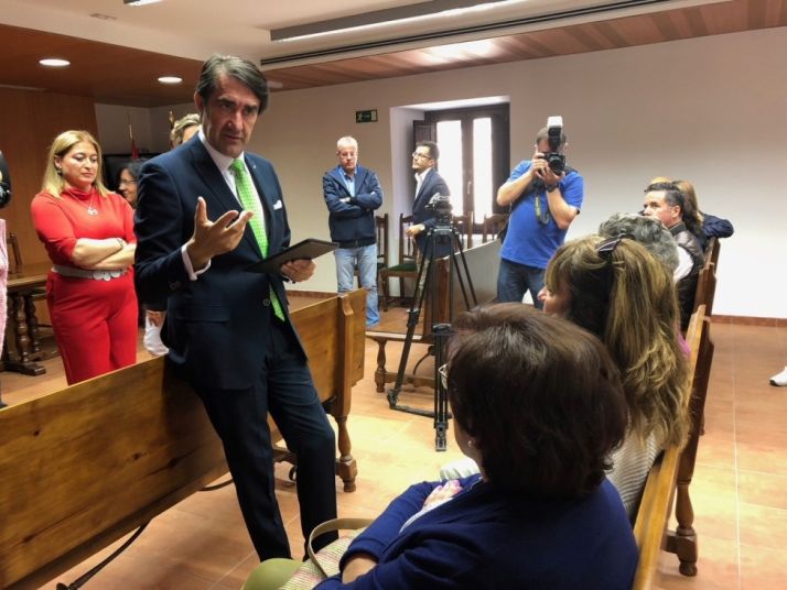 Suárez-Quiñones explica las ventajas de la fibra óptica. Junta 
