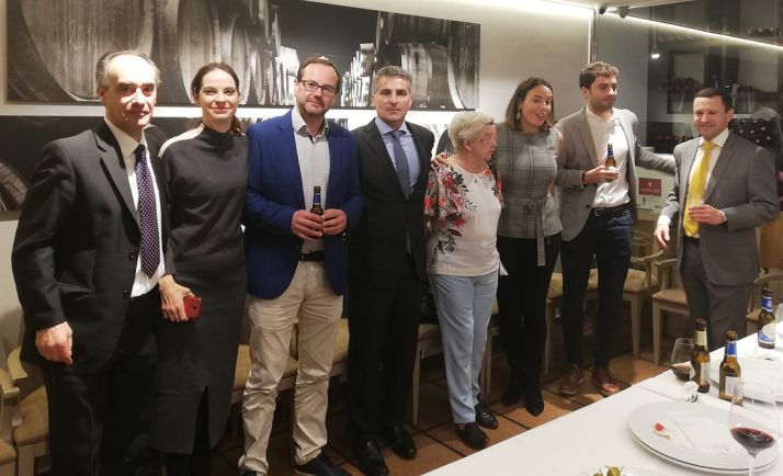 Asistentes a la inauguración en el posterior vino español. 