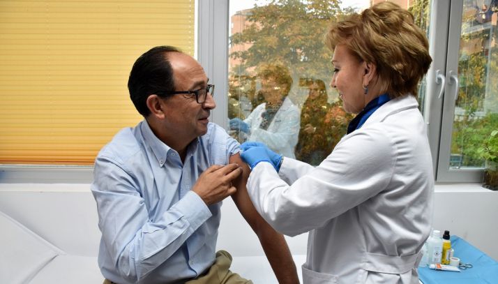 Manuel López, delegado territorial, recibe la vacuna este miércoles. /Jta.