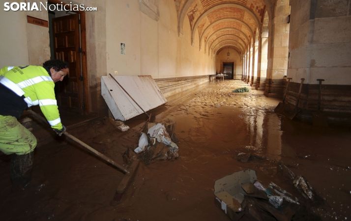 Una imagen de los efectos de la riada en el claustro. /SN