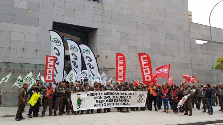 Agentes medioambientales se concentran para exigir medidas por su seguridad