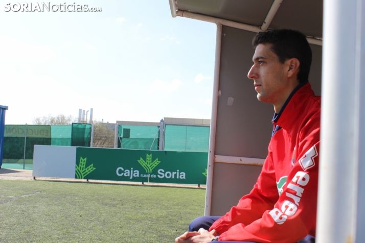 Pablo Ayuso está sentado en uno de los banquillos ubicados en la Ciudad del Fútbol. 