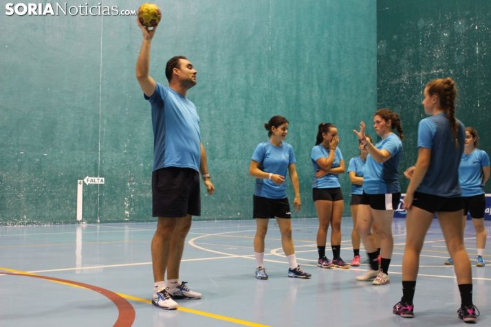 Entrenamiento del Balonmano Ágreda en el Polideportivo Fermín Cacho. SN