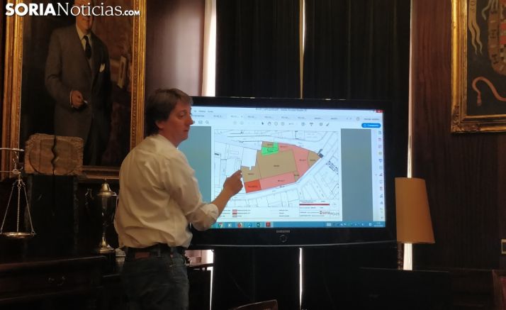 El alcalde mostrando a la prensa los planos del proyecto. /SN