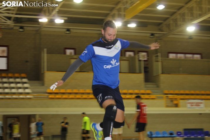 Manu Salvador realiza una prueba durante una sesión de trabajo en el Pabellón Los Pajaritos. SN