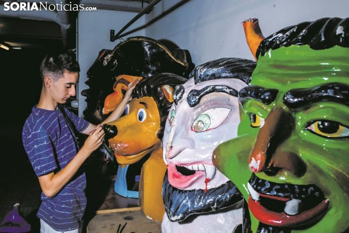 Manuel Izquierdo junto a los gigantes y cabezudos. Carmen de Vicente 