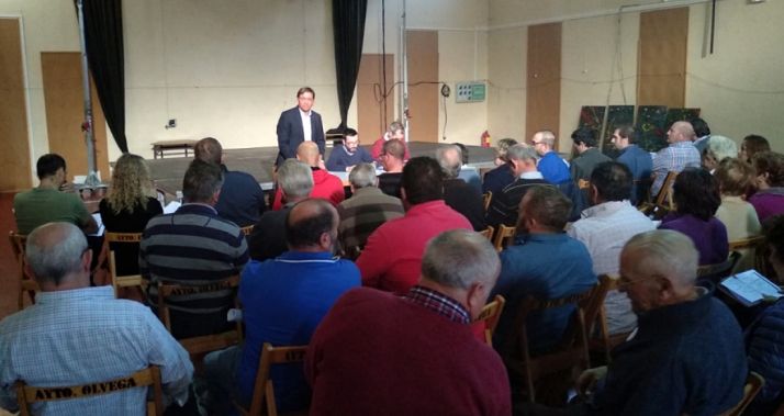 El alcalde se dirige a los vecinos durante la reunión este jueves. 