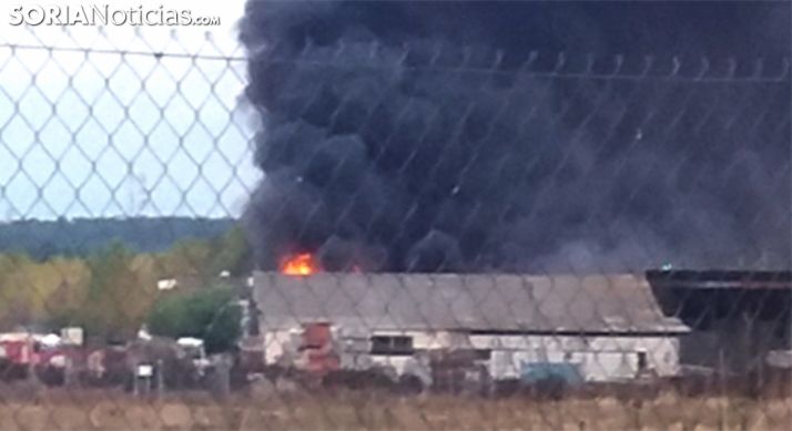 Imagen de la humareda y del fuego en la nave. /SN