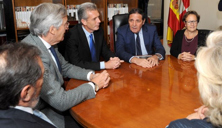 El consejero informa sobre estos sistemas a las autoridades sanitarias abulenses. /Jta.