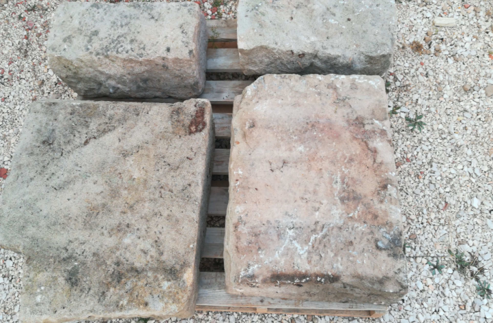 Localizadas 7 piezas de sillería abandonadas en un descampado en la zona de Berlanga de Duero