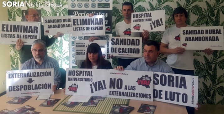 Miembros de la plataforma en la rueda informativa de este miércoles. /SN