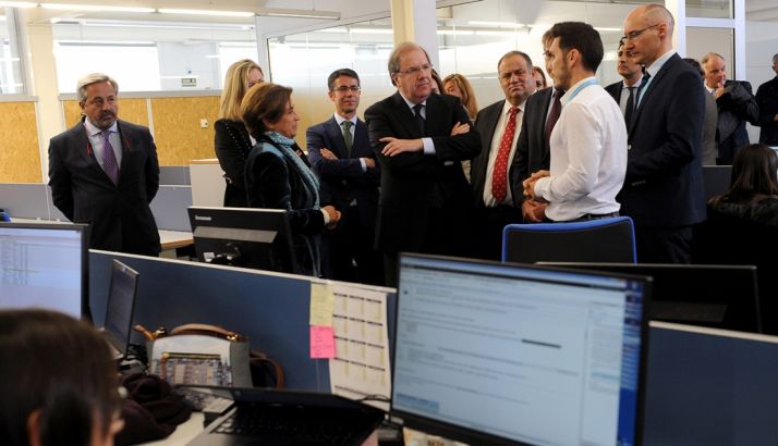 El presidente, en el centro, en su visita a Viewnext este martes. /Jta.