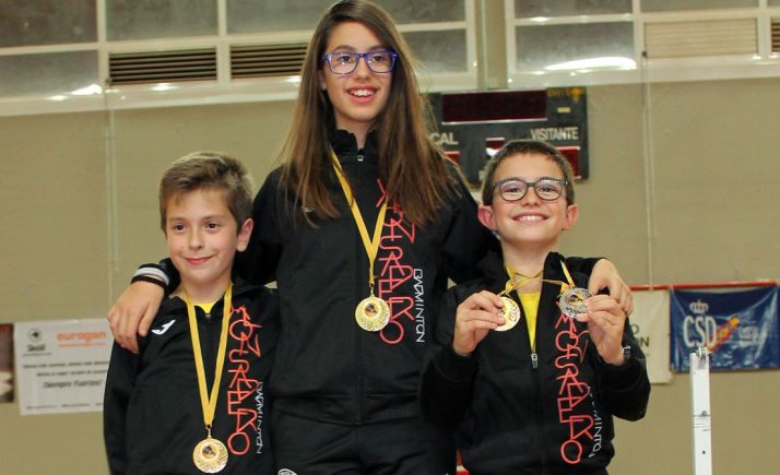 Miguel Pérez (izda.), Carmen Carro y Hugo Sanz con sus medallas. /CVB
