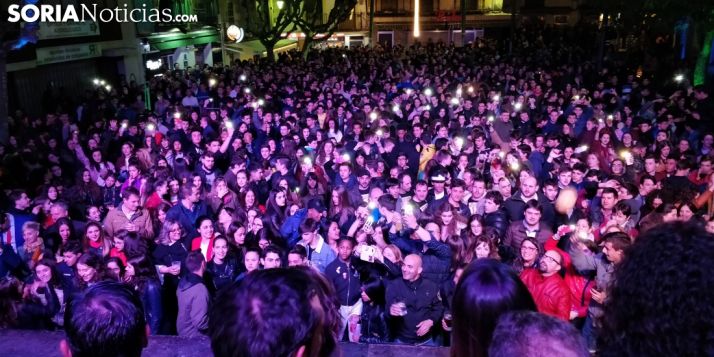 Una verbena, en este caso sanjuanera, en la plaza de El Tubo
