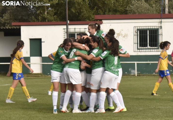 Las féminas del San José arrasan en un partido histórico
