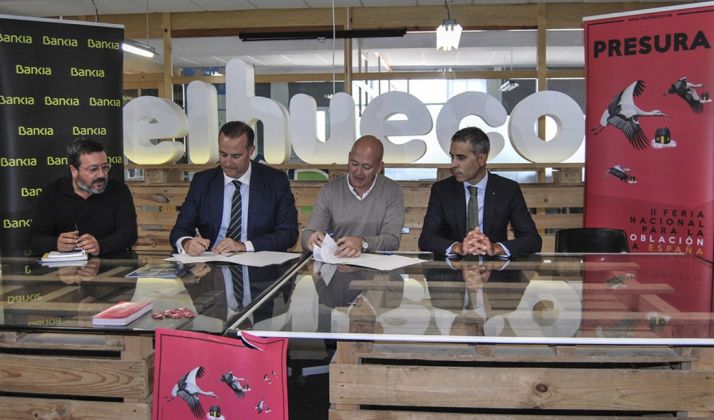 Joaquín Alcalde (izda.) José Ángel Torres, Antonio López Calvín; y José Antonio Cavero en la firma del acuerdo. /CM