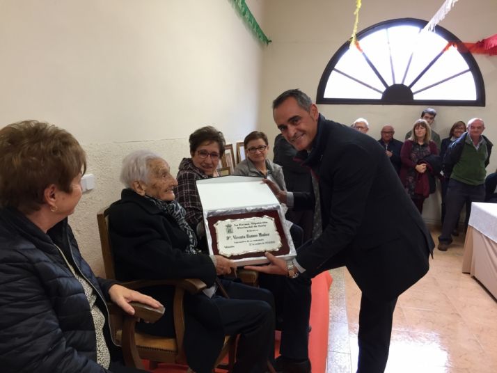 Homenaje en Valdenebro a la centenaria Vicenta Ramos Muñoz
