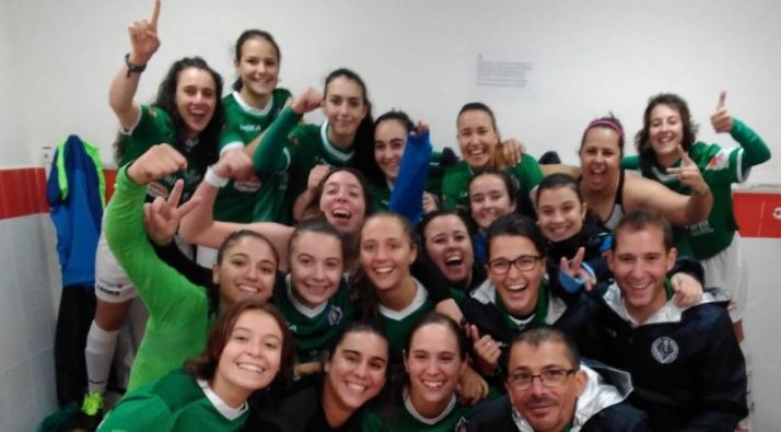 Las féminas del CD San José celebran el triunfo en el vestuario segoviano. CD San José
