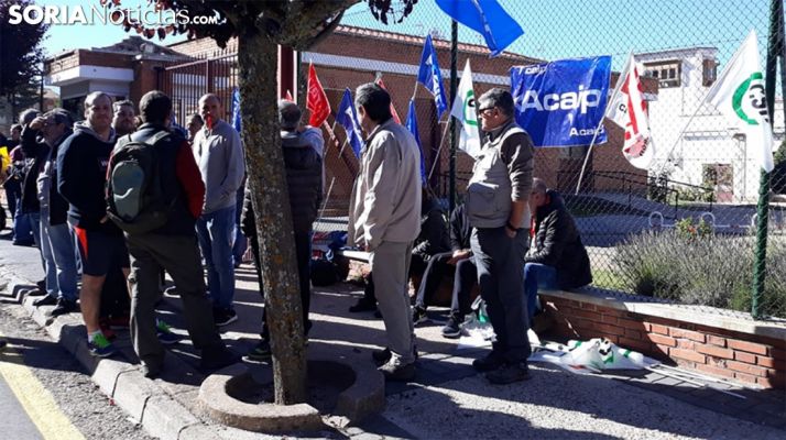 Funcionarios concentrados este miércoles a la entrada de la prisión. /SN