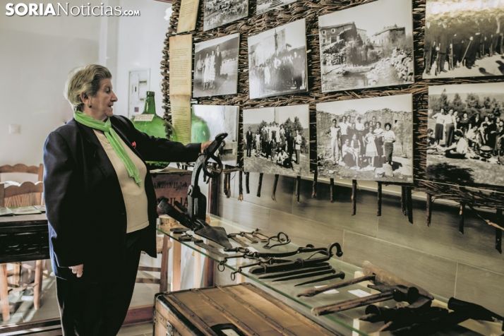 Elena Martínez observa los objetos y fotografías de La Muedra. Carmen de Vicente 
