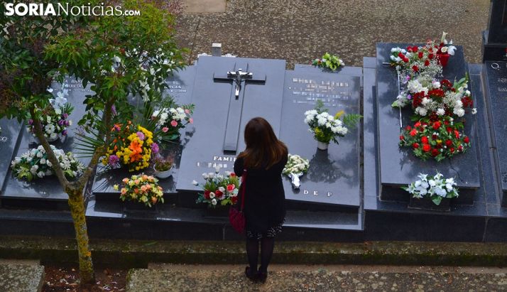 La lluvia deja a los sorianos honrar a sus seres queridos
