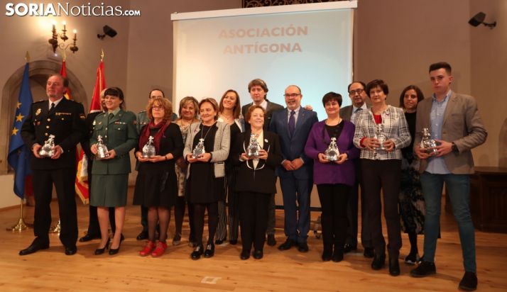 Foto de familia con los galardonados. /SN