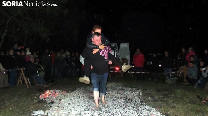 Paso del fuego por las ánimas en Las Cuevas de Soria