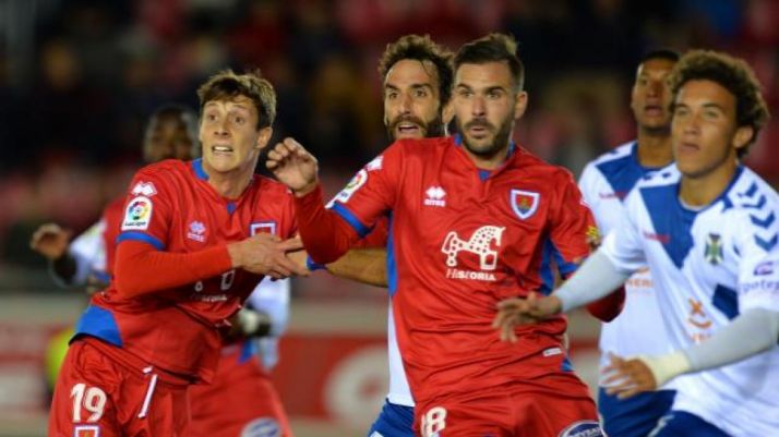 Pichu Atienza defiende una acción en Los Pajaritos. LaLiga