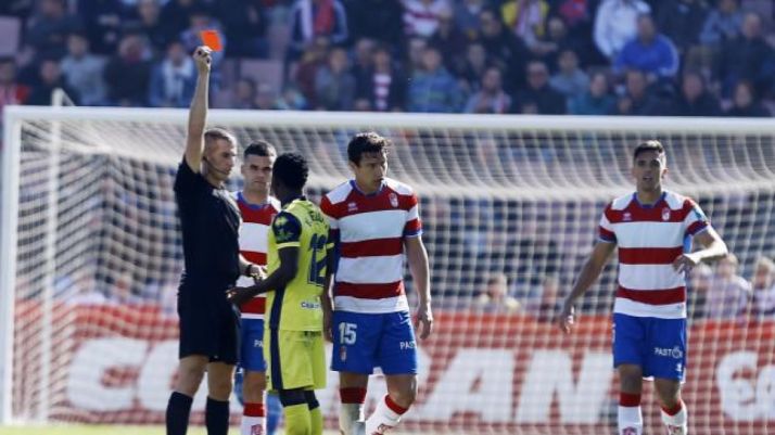 Yaw Yeboah ve la roja en Los Cármenes. LaLiga