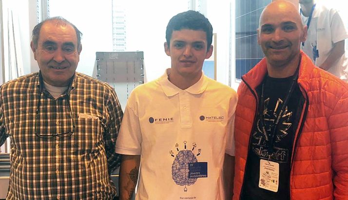 El joven estudiante, en el centro, durante el certamen. /FOES