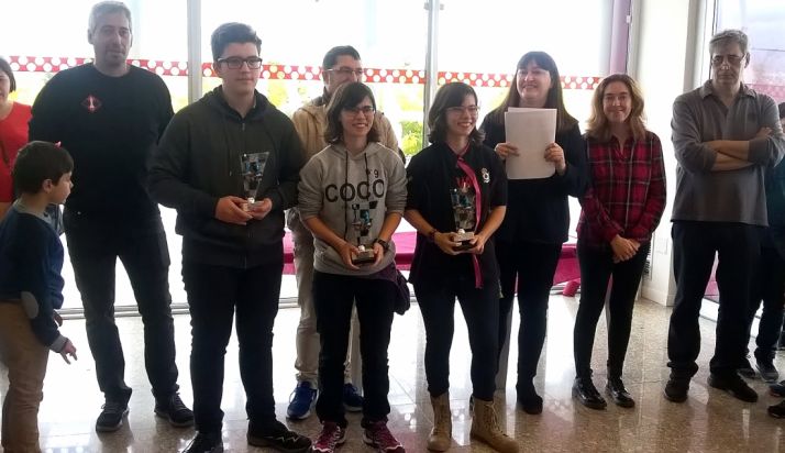 Las hermanas Rupérez, en el centro, con sus trofeos en Azuqueca. 