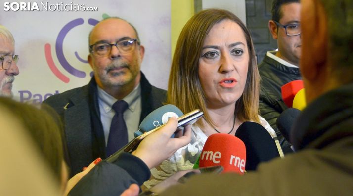 Virgina Barcones, con el subdelegado del Gobierno, Miguel Latorre, este jueves en el Aula Tirso de Molina. /SN