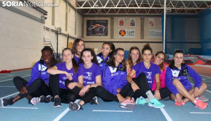 10 Celtíberas, sentadas y de morado, en las pistas del CAEP. /SN