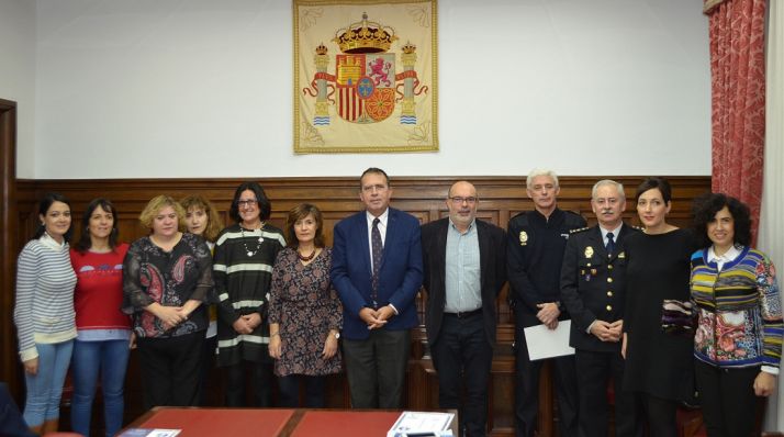 Responsables administrativos y representantes de colegios en la presentación de la campaña. /SdeG