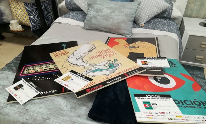 Carteles en un establecimiento del sector textil de Soria Centro. 