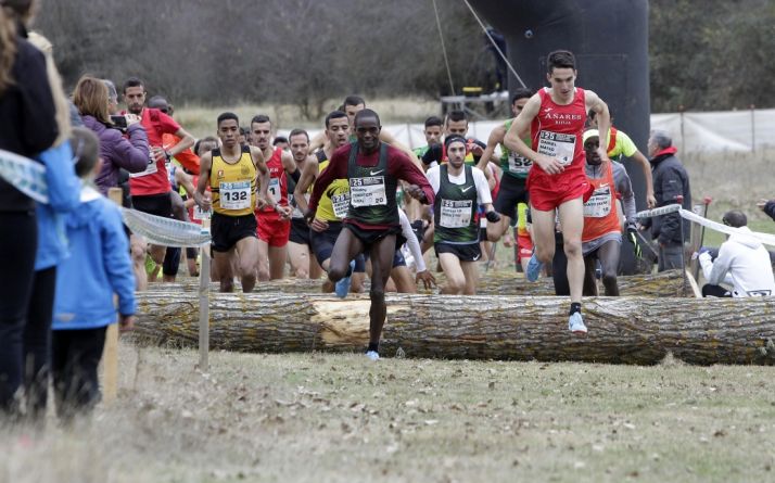 Daniel Mateo (dcha.), en la carrera de este domingo. /DPA