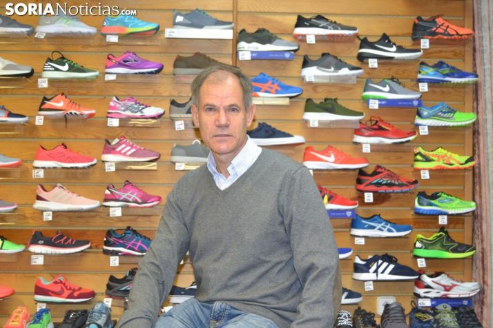 Abel Antón se sienta en el rincón de Soria Noticias. 