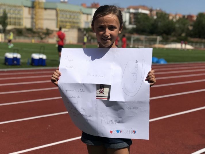 Cecilia, la niña del Numancia, enseña un cartel en un entrenamiento en el Anexo de Los Pajaritos. CD Numancia