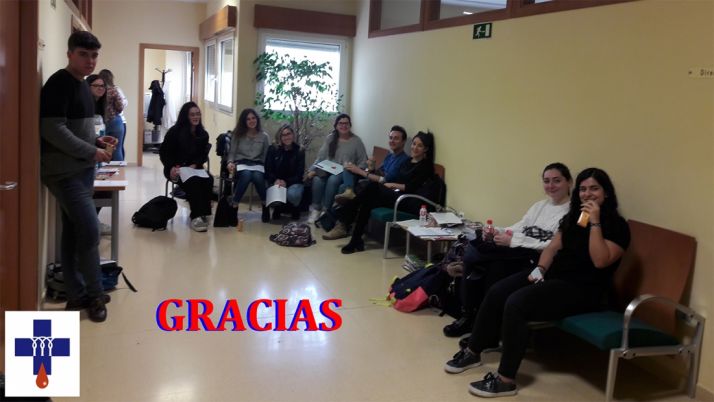 Universitarios ayer antes de donar en el Campus. /HDSS