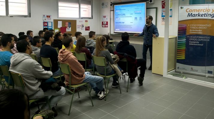 El empresario en su internvención ante el alumnado. /FOES