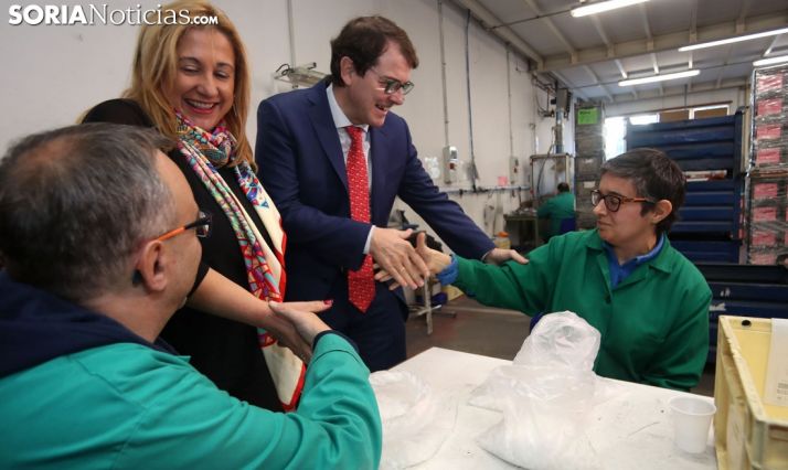 Fernández Mañueco, junto con Yolanda de Gregorio, saluda a una empleada en el centro de Asovica. /SN